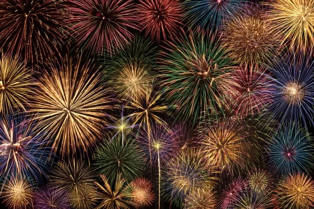夜空を埋めるように重なって開く冬の花火