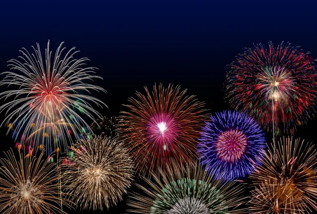 夜空に大小の打ち上げ花火が一面に開く様子